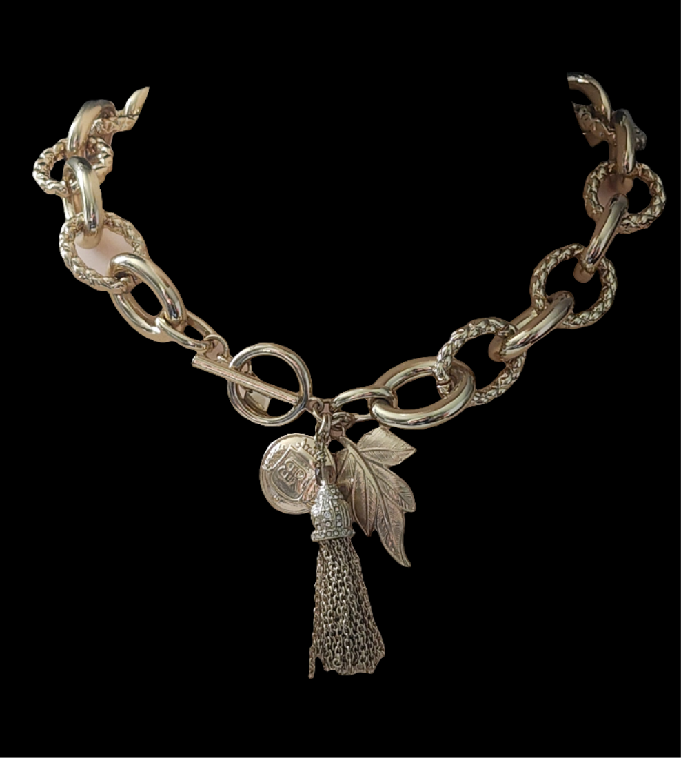 This striking gold-tone necklace makes a bold statement. Its chunky designer Banana Republic