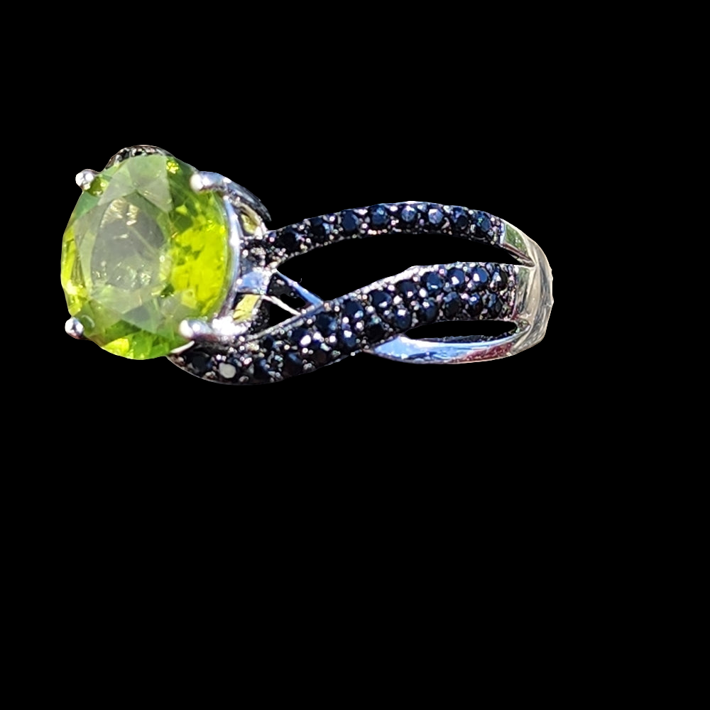 Sterling silver green peridot ring with black Stones size 8 jewelry