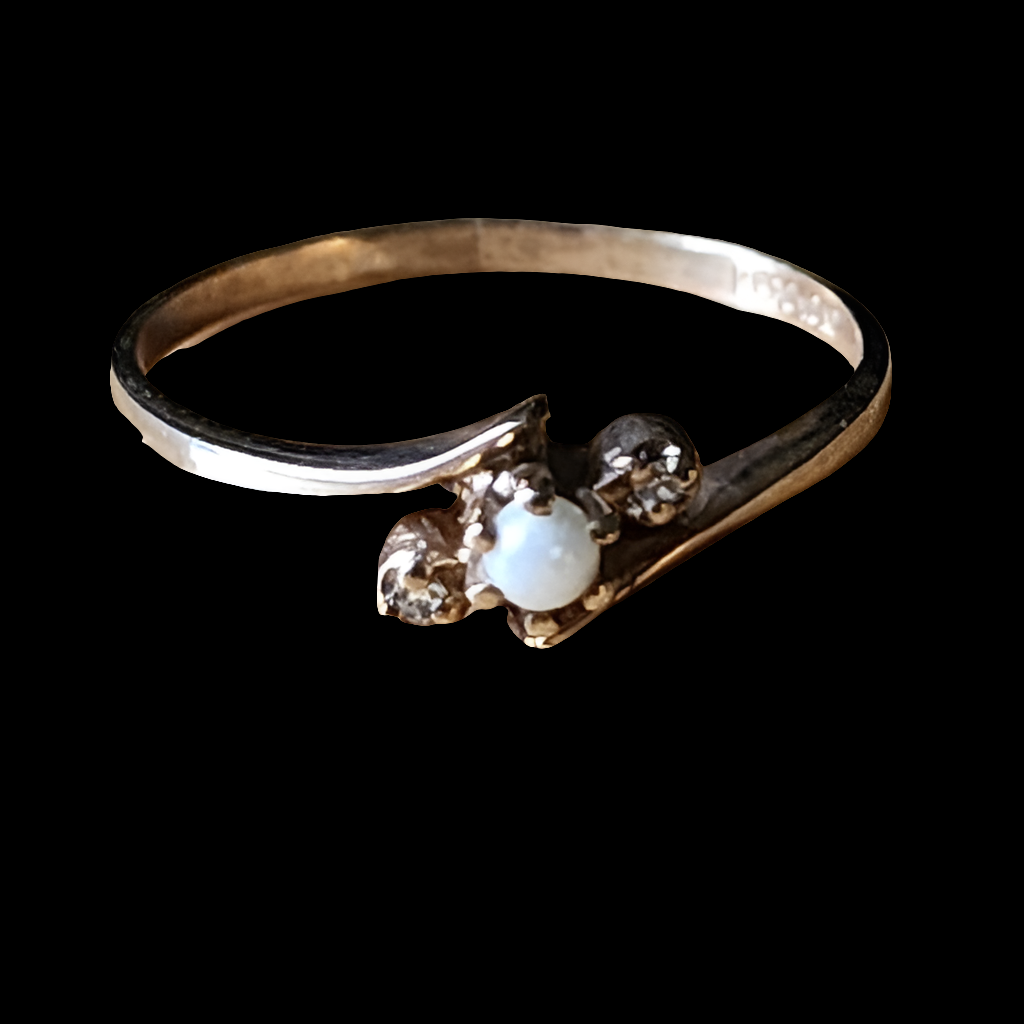 You're getting a pearl and diamond ring size 6.5 10K Plumb gold