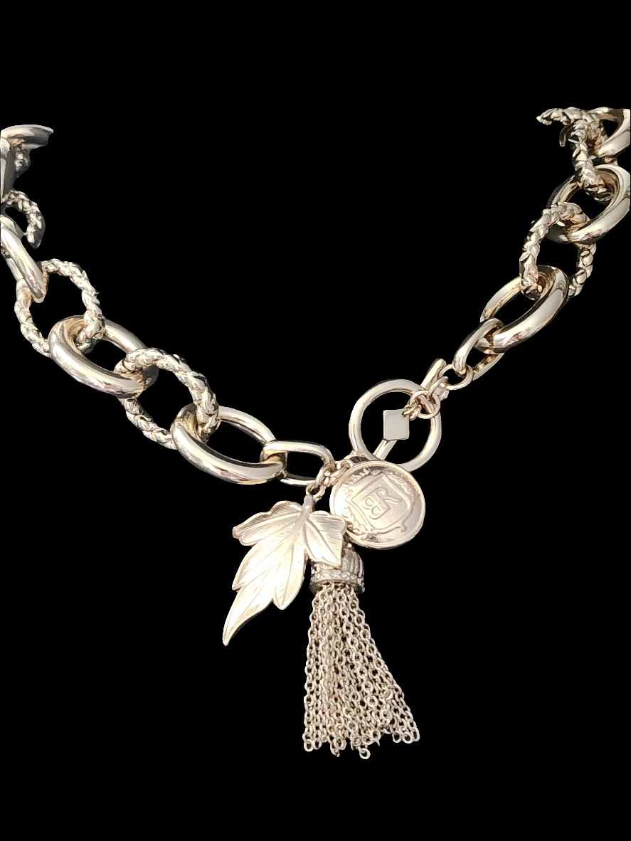This striking gold-tone necklace makes a bold statement. Its chunky designer Banana Republic