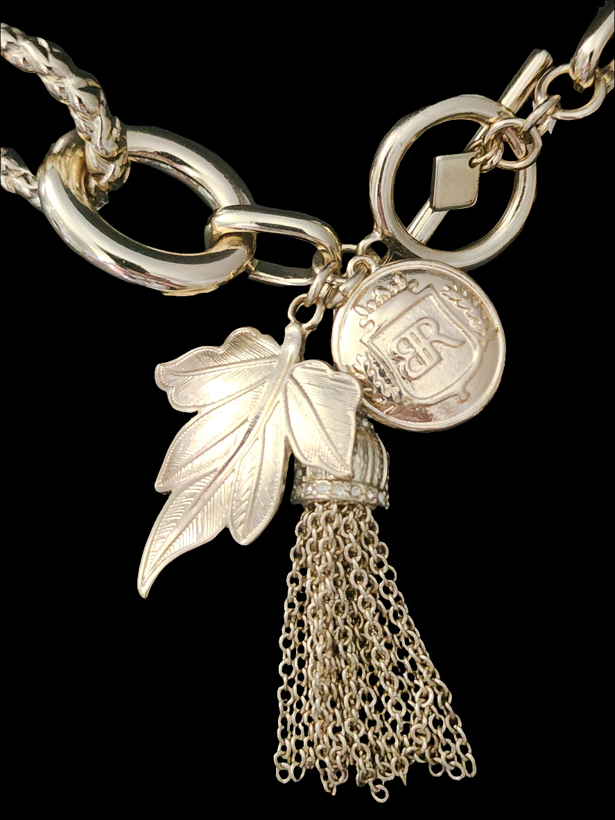 This striking gold-tone necklace makes a bold statement. Its chunky designer Banana Republic