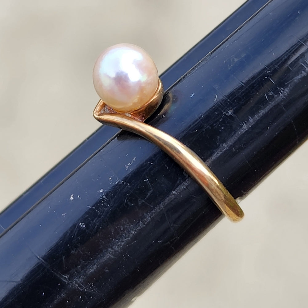 10k yellow gold ring with Faux pearl size 6