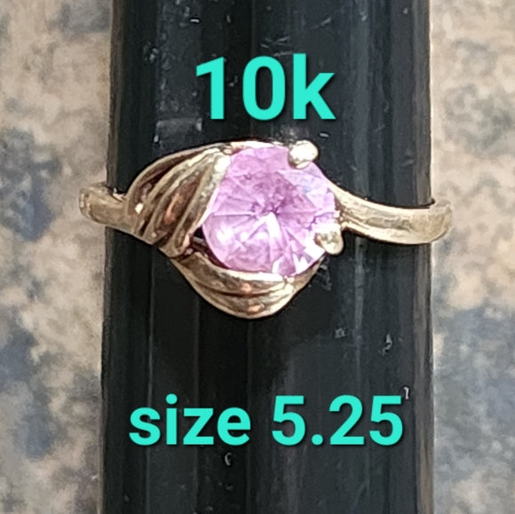 Vintage 10k karat gold ring with pink stone size 5.25