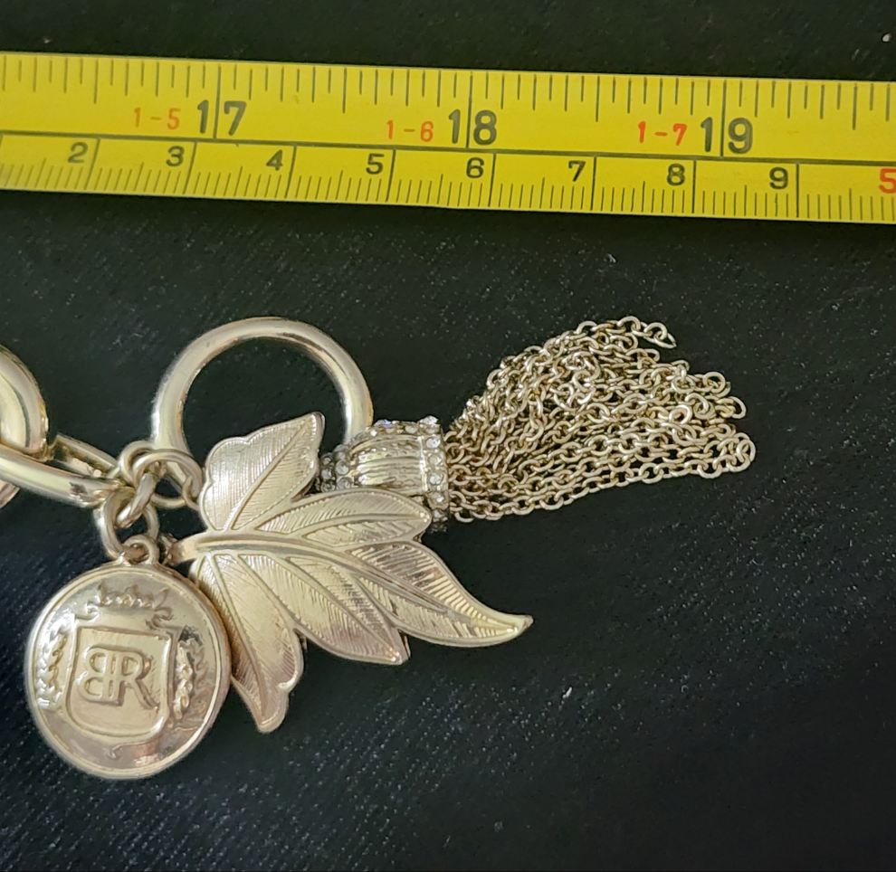 This striking gold-tone necklace makes a bold statement.  Its chunky designer Banana Republic