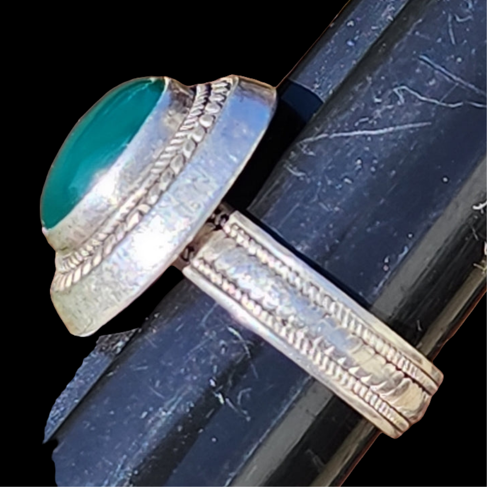 Vintage sterling silver Native American ring with green stone sizes 8