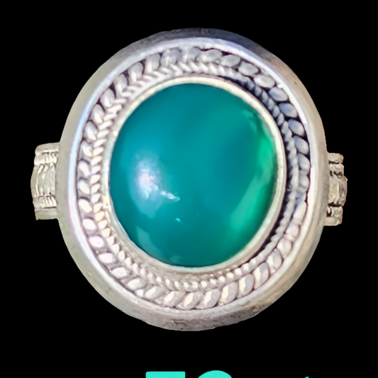 Vintage sterling silver Native American ring with green stone sizes 8