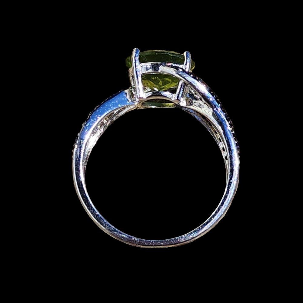 Sterling silver green peridot ring with black Stones size 8 jewelry