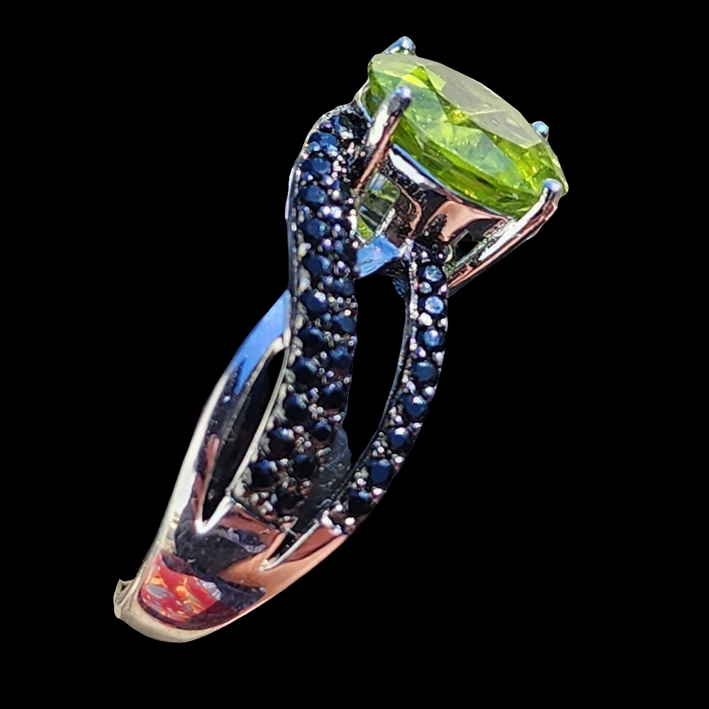 Sterling silver green peridot ring with black Stones size 8 jewelry