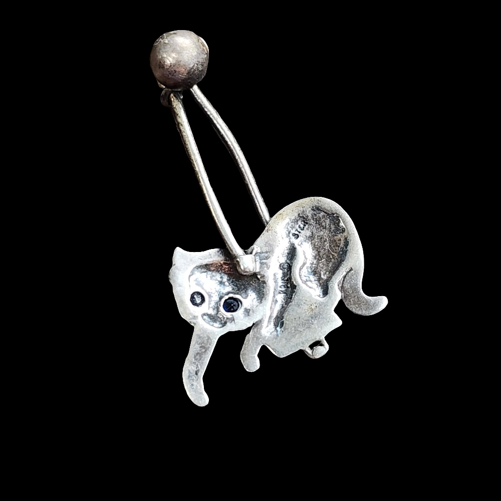 Vintage sterling silver kitty cat pendant charm w blue diamond eyes modernist