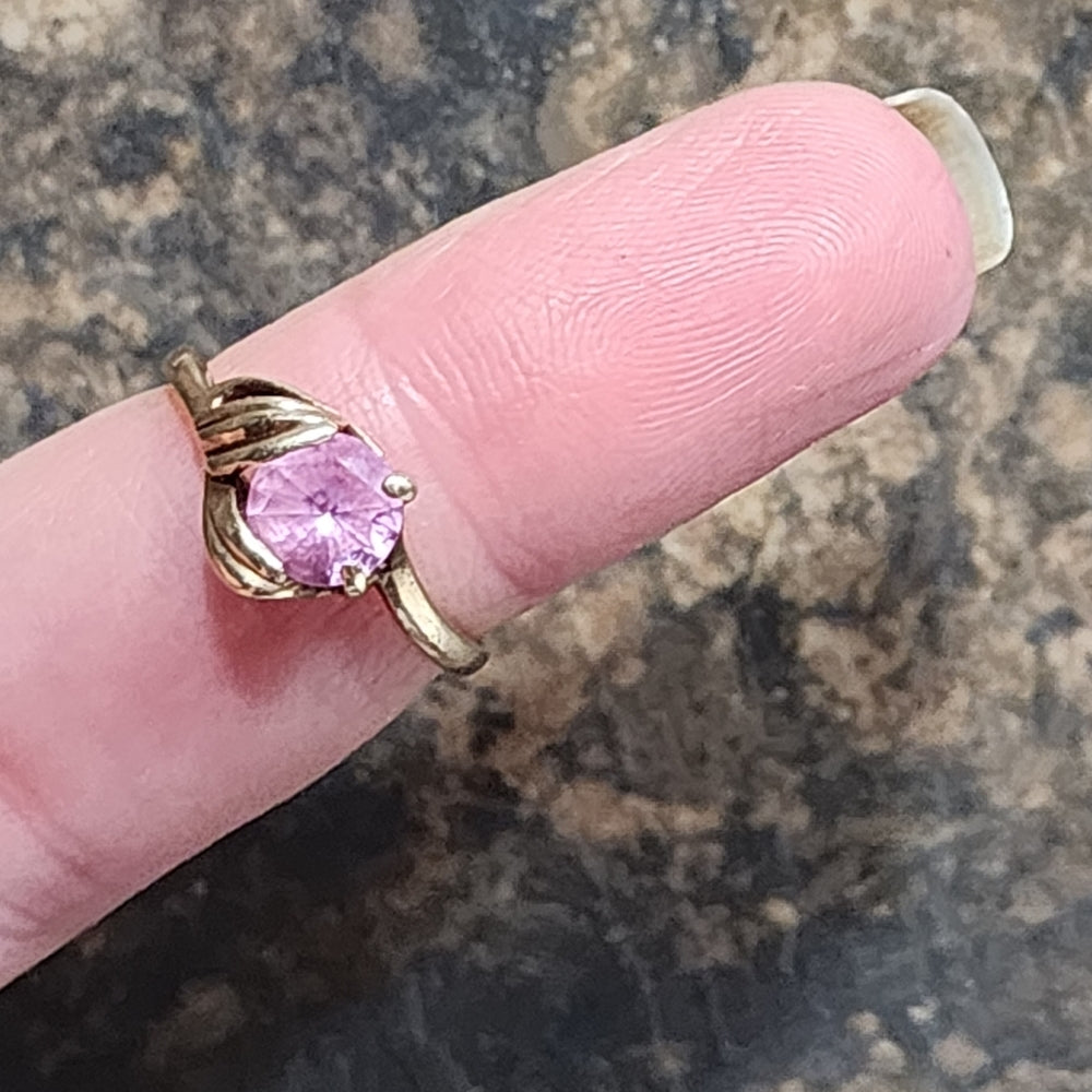 Vintage 10k karat gold ring with pink stone size 5.25