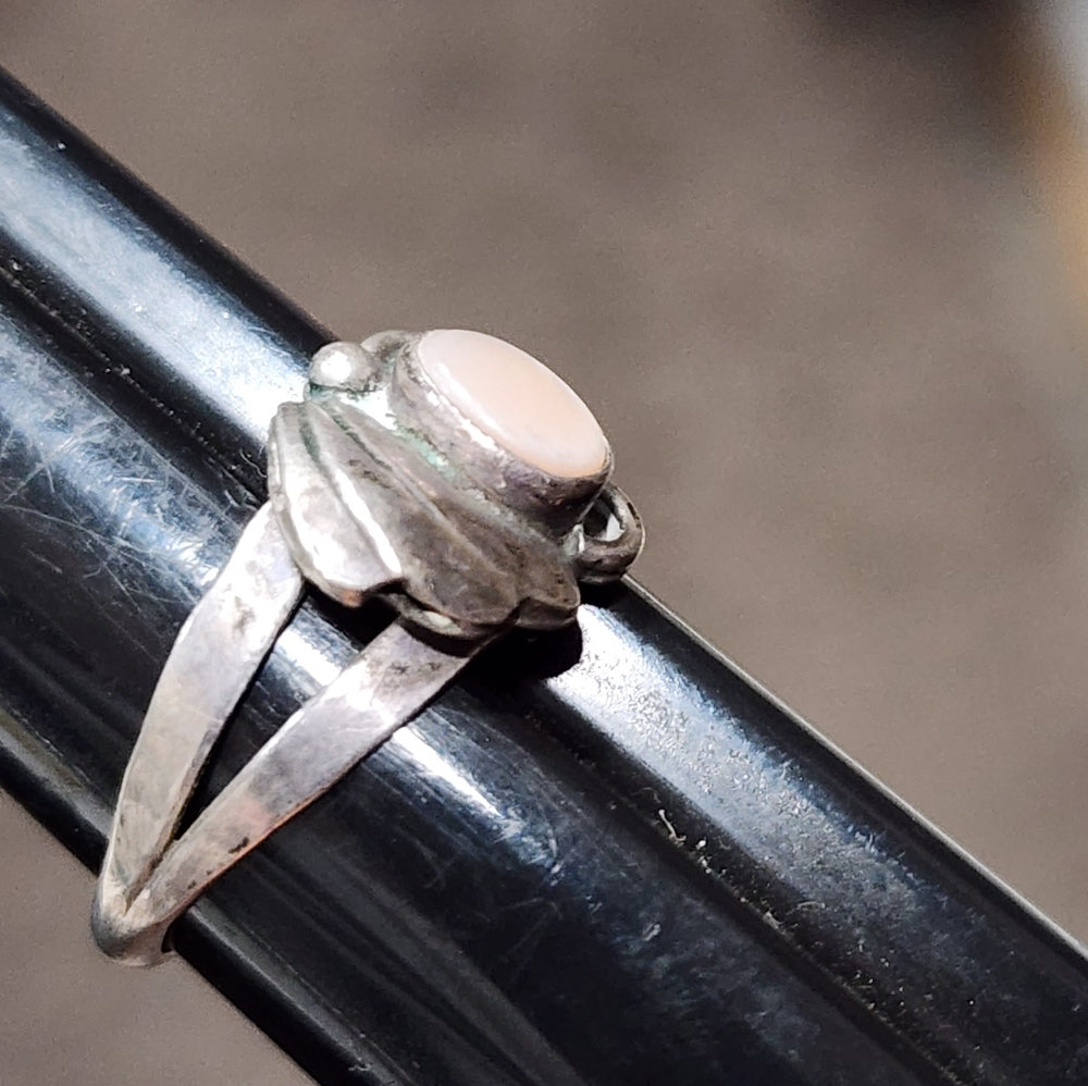 Vintage Native American mother of pearl sterling silver ring by James Begay Jr