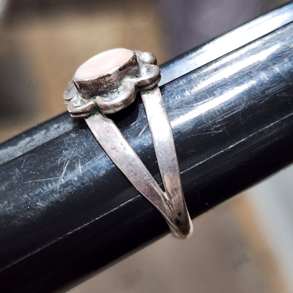 Vintage Native American mother of pearl sterling silver ring by James Begay Jr
