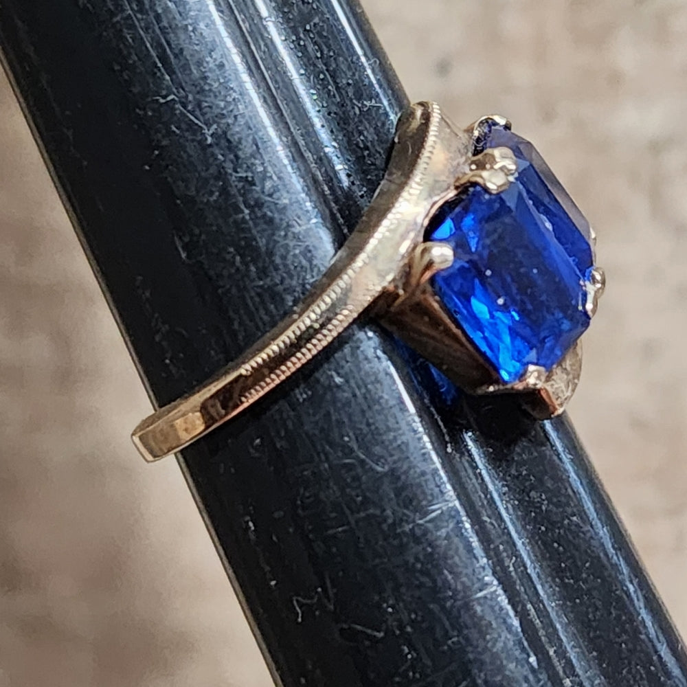 10k yellow gold ring with navy blue stones size 7 10K jewelry