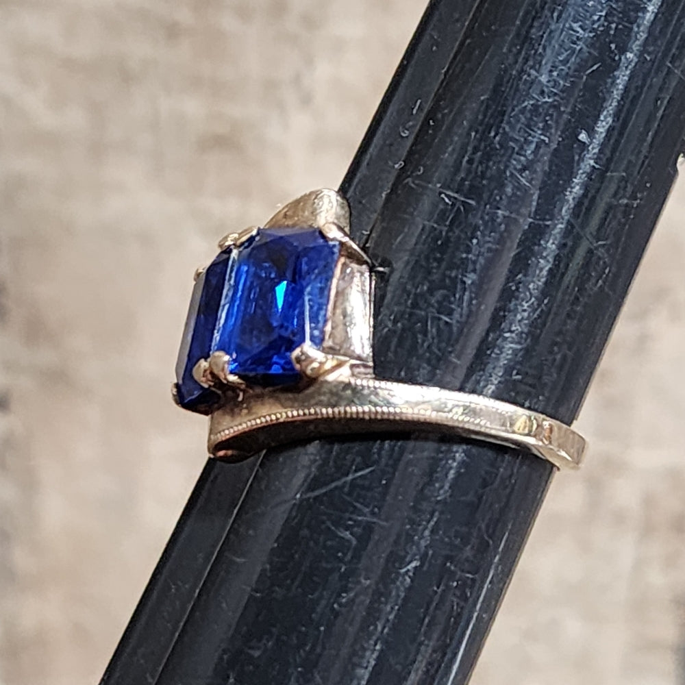 10k yellow gold ring with navy blue stones size 7 10K jewelry