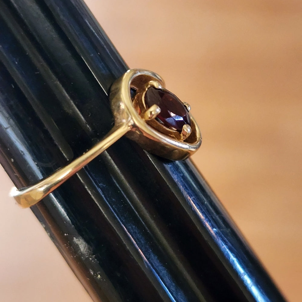 10k yellow gold dainty ring with red garnet size 6.5 fine jewelry