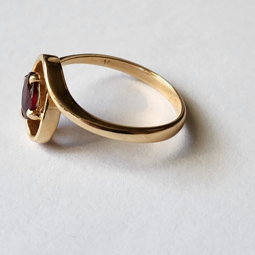 10k yellow gold dainty ring with red garnet size 6.5 fine jewelry