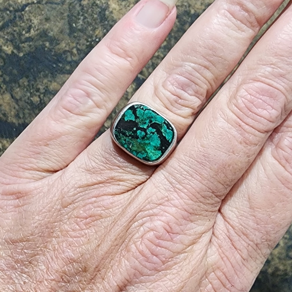 Vintage sterling silver ring made in Israel size 6.5 beautiful green stone