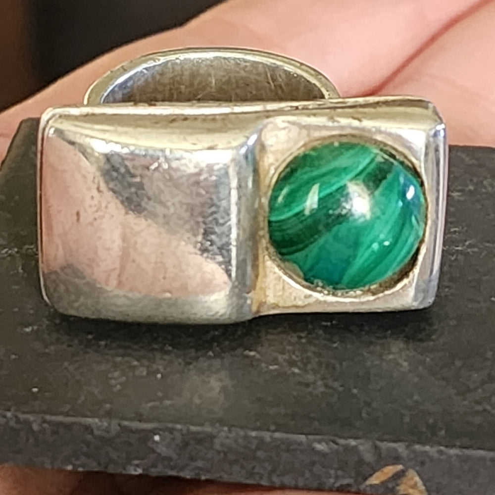 Size 8 Vintage sterling silver chunky modernist ring with malachite jewelry