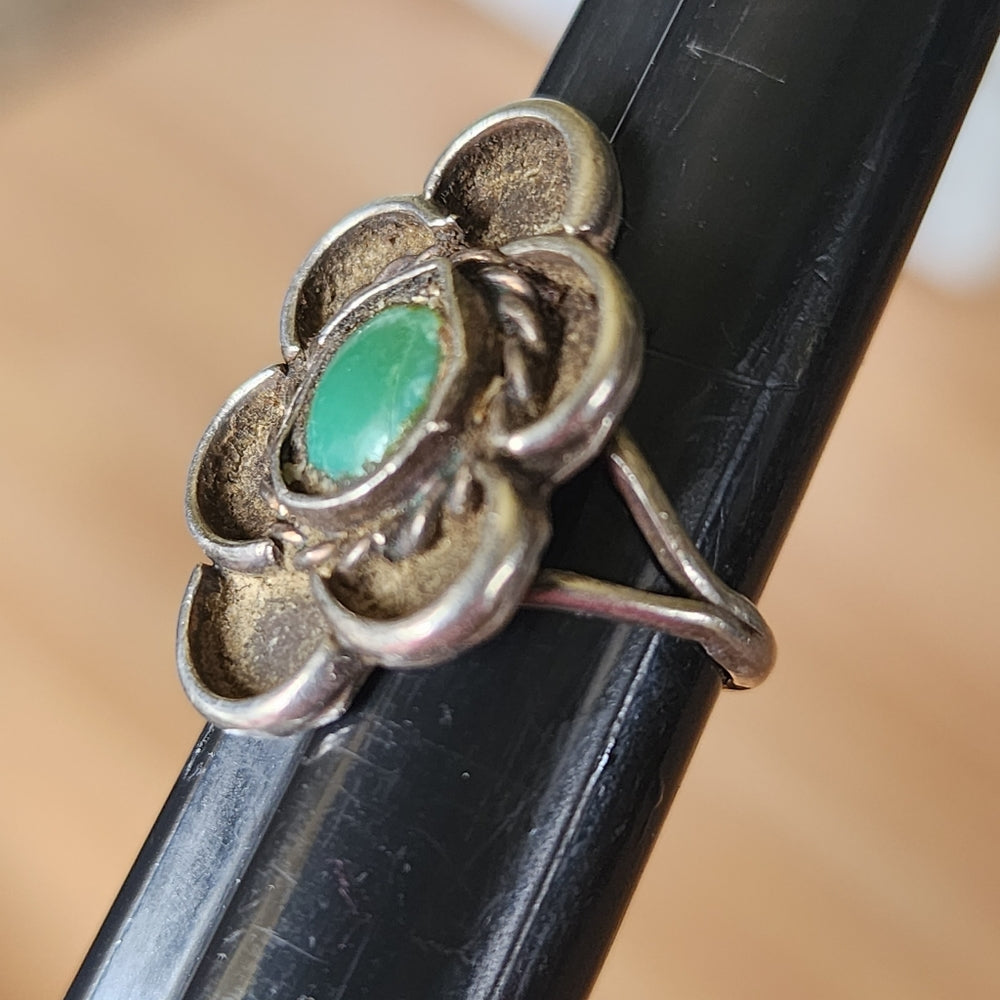 Vintage Native American sterling silver ring size 7.5 green stone fine jewelry