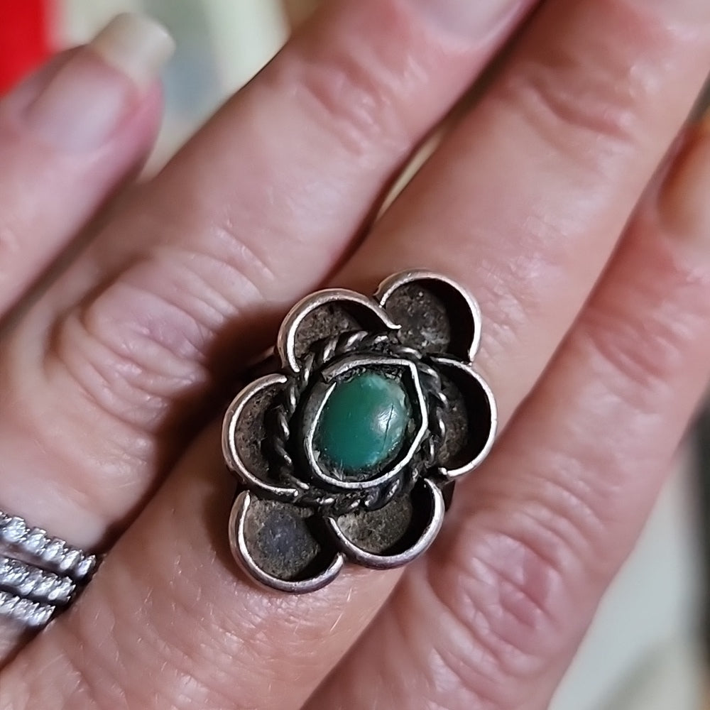 Vintage Native American sterling silver ring size 7.5 green stone fine jewelry