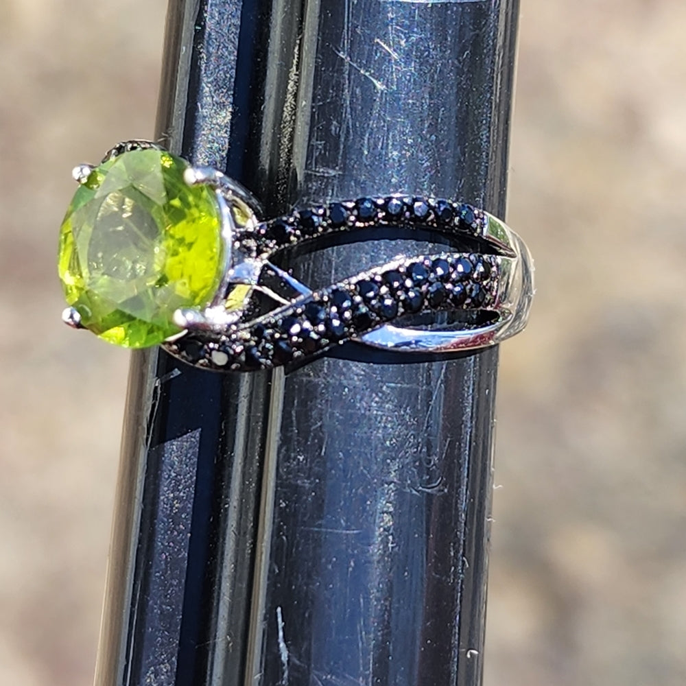 Sterling silver green peridot ring with black Stones size 8 jewelry