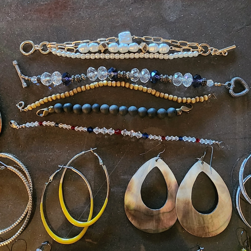 Bundle bulk lot costume fashion jewelry earrings bracelets pendant neckl…