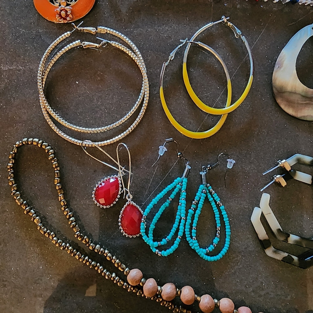 Bundle bulk lot costume fashion jewelry earrings bracelets pendant neckl…
