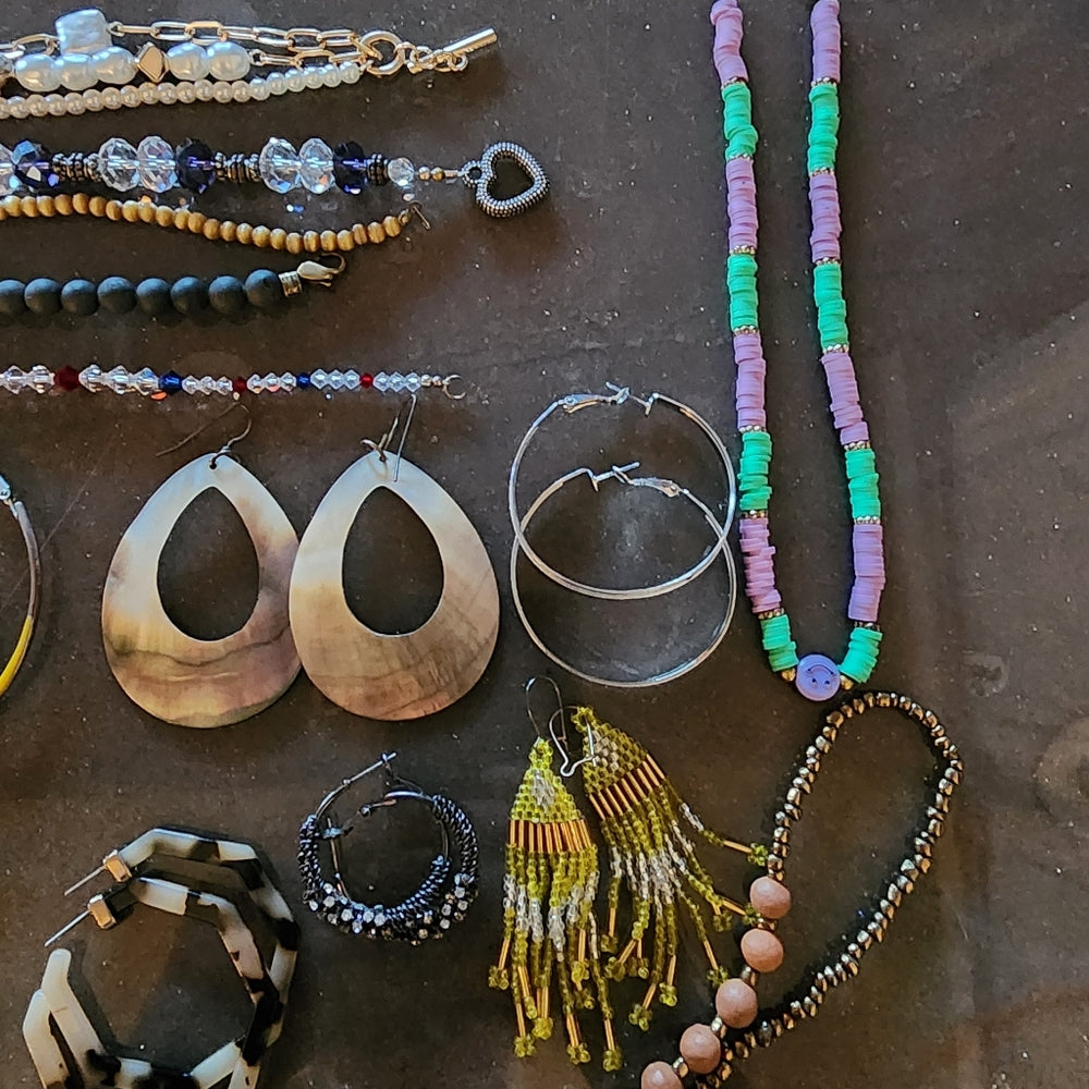 Bundle bulk lot costume fashion jewelry earrings bracelets pendant neckl…