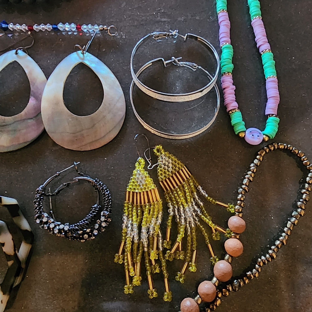 Bundle bulk lot costume fashion jewelry earrings bracelets pendant neckl…