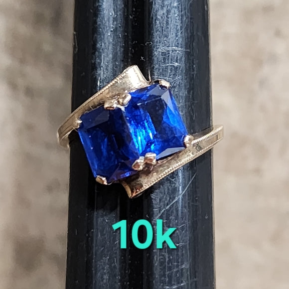 10k yellow gold ring with navy blue stones size 7 10K jewelry