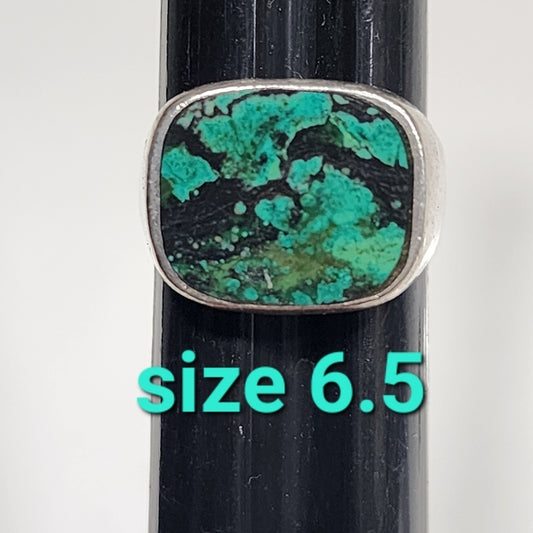 Vintage sterling silver ring made in Israel size 6.5 beautiful green stone