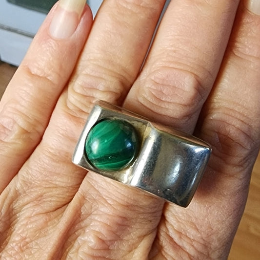Size 8 Vintage sterling silver chunky modernist ring with malachite jewelry