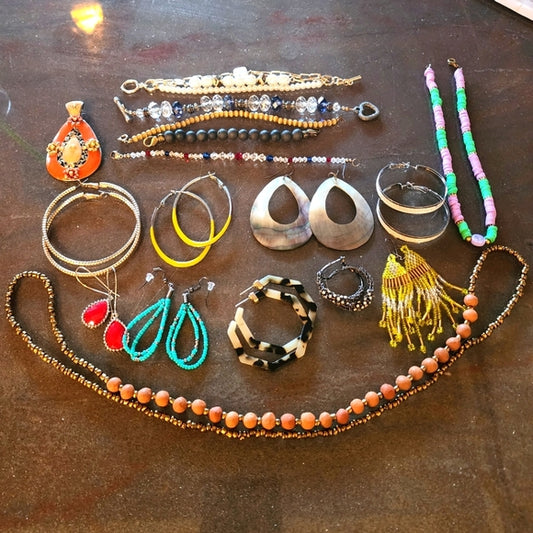Bundle bulk lot costume fashion jewelry earrings bracelets pendant neckl…