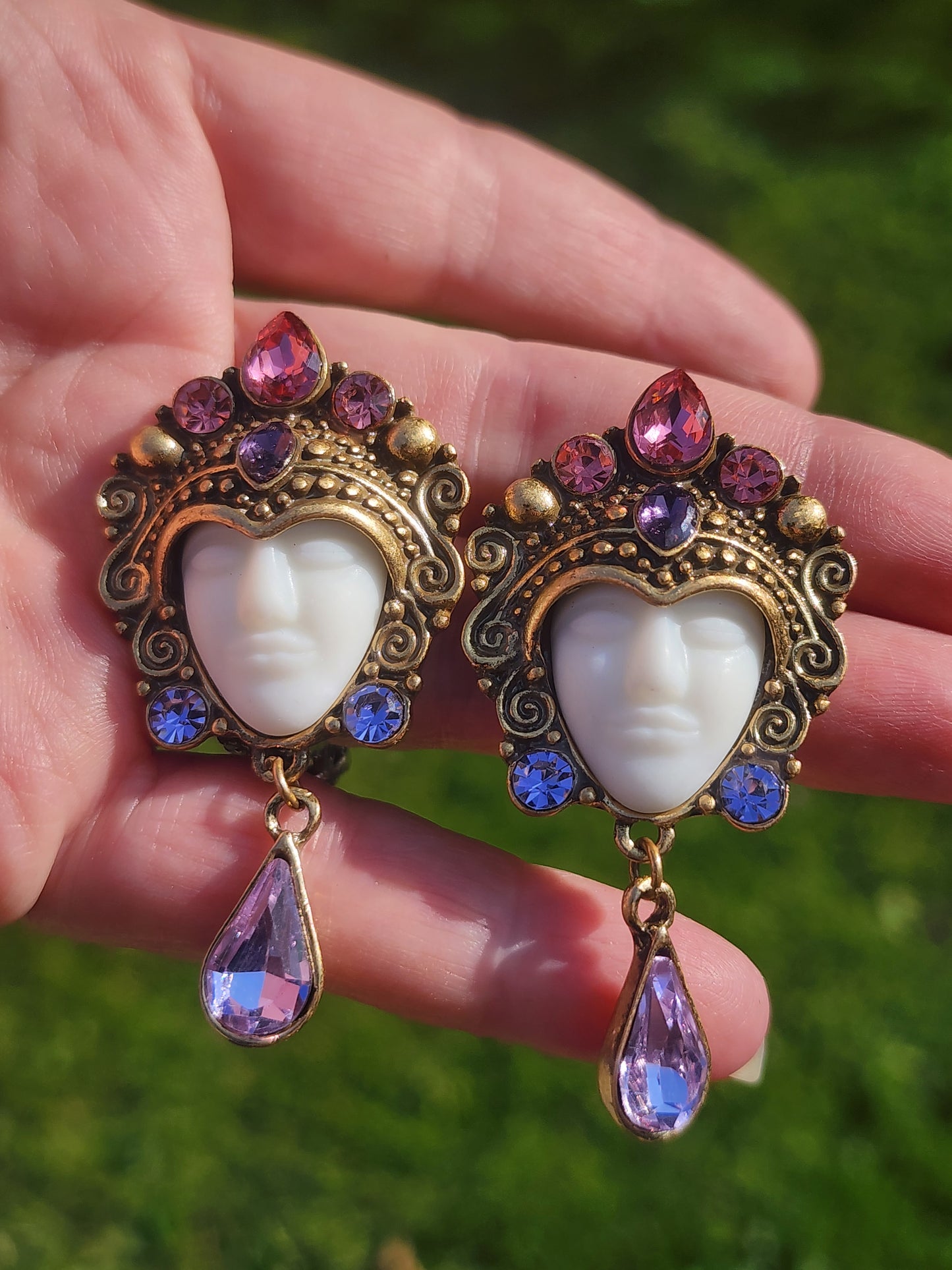 Pierce earrings with Sajen Style face & gemstones