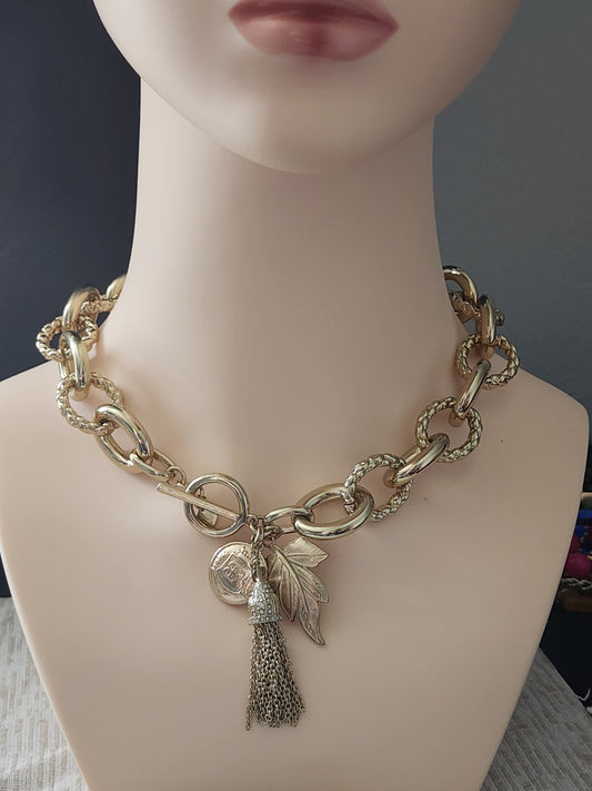 This striking gold-tone necklace makes a bold statement.  Its chunky designer Banana Republic