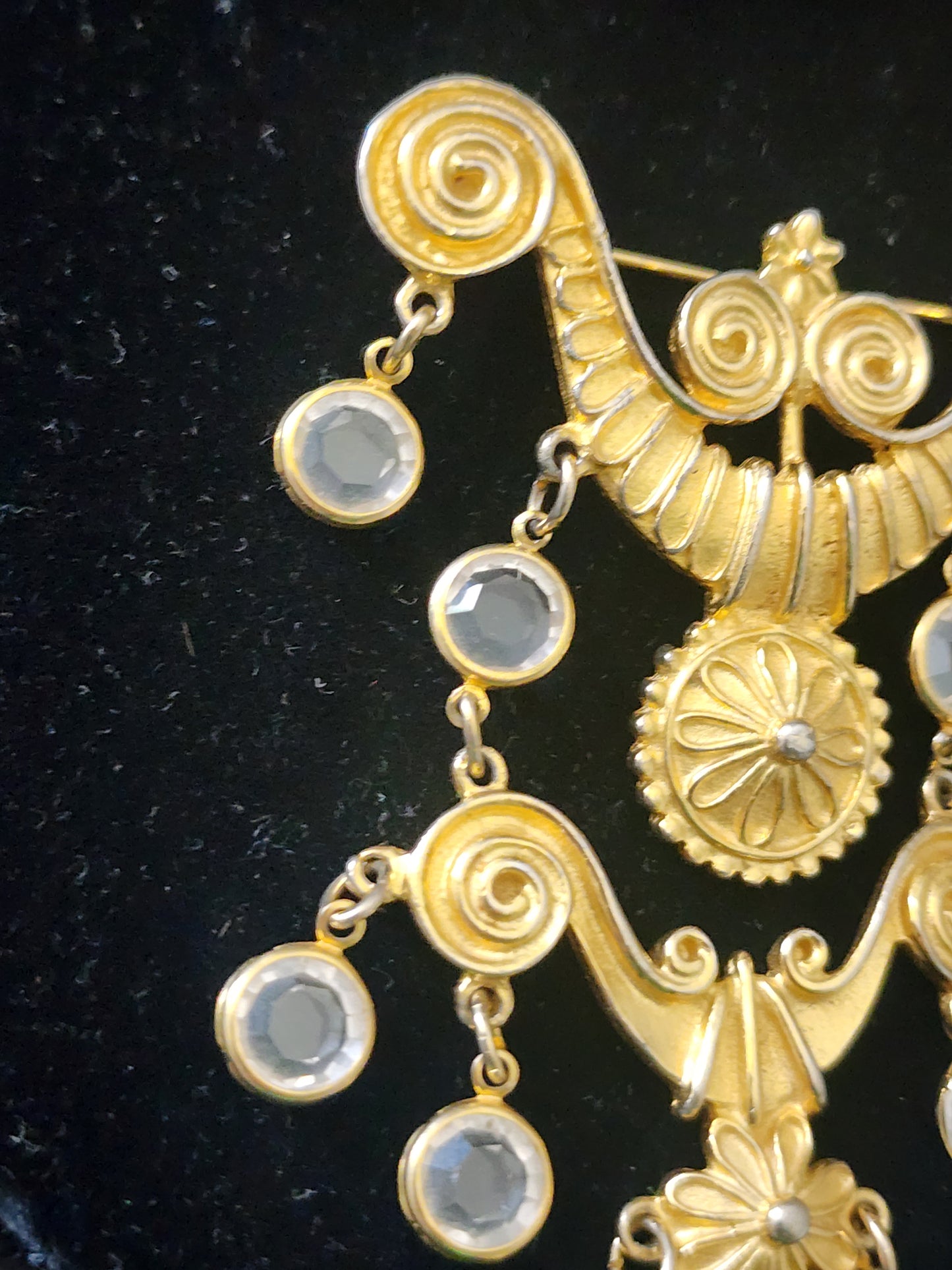 Victorian revival Goldette Gold tone Vintage pin brooch chandelier style
